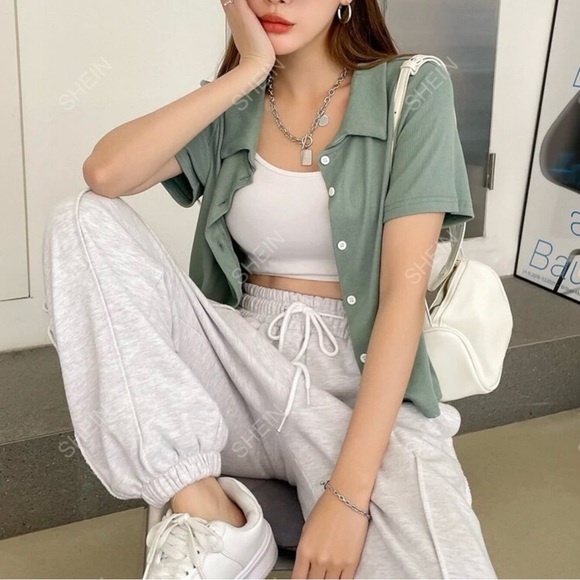 3/$15‼️ Trendy DAZY Green Cropped Button-Up Tee with Collar, Size L, Stretchy - Picture 3 of 14